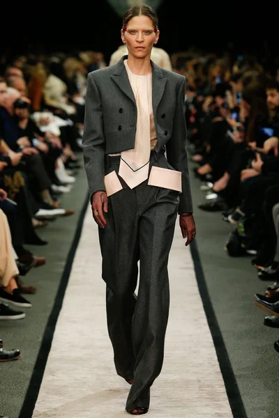 Look 10